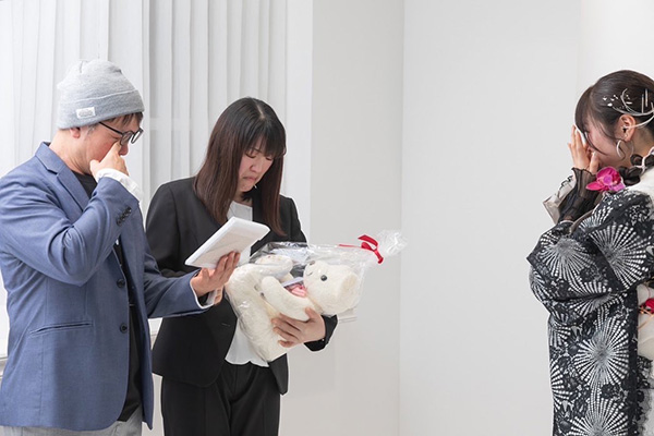 成人式に両親にウェイトベアを贈呈するお客様